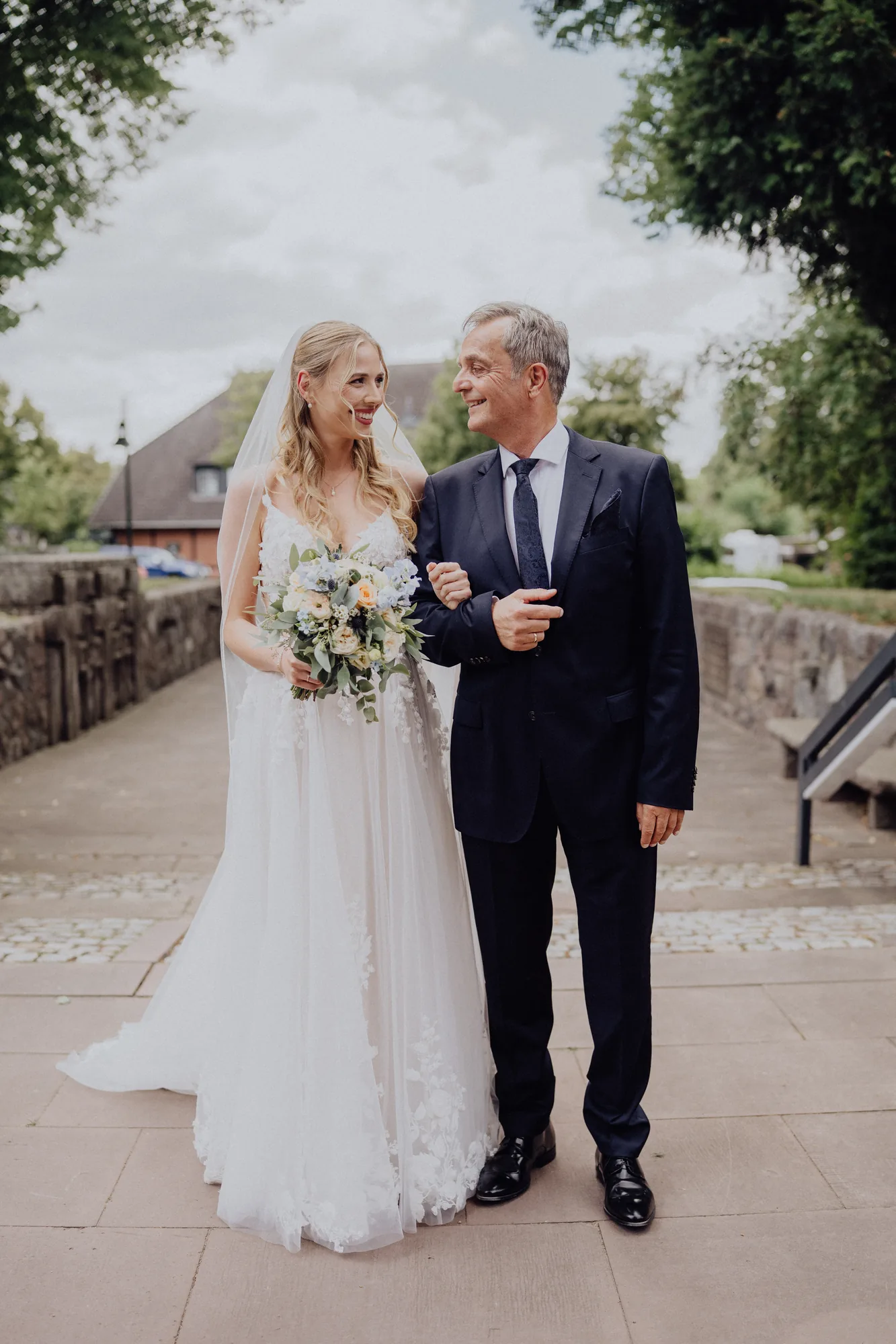 Anna geht mit ihrem Vater zur Kirche – Hochzeit Anna & Joost, Romantik Hotel Fuchsbau, Timmendorfer Strand