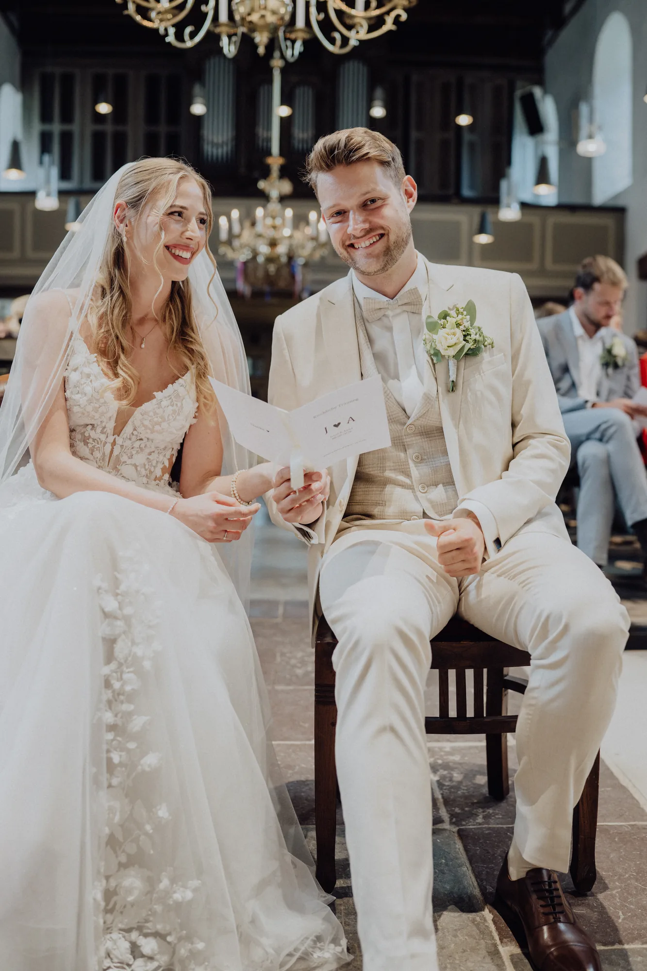 Anna und Joost lachen während der Trauung in der Kirche – Hochzeit Anna & Joost, Romantik Hotel Fuchsbau, Timmendorfer Strand