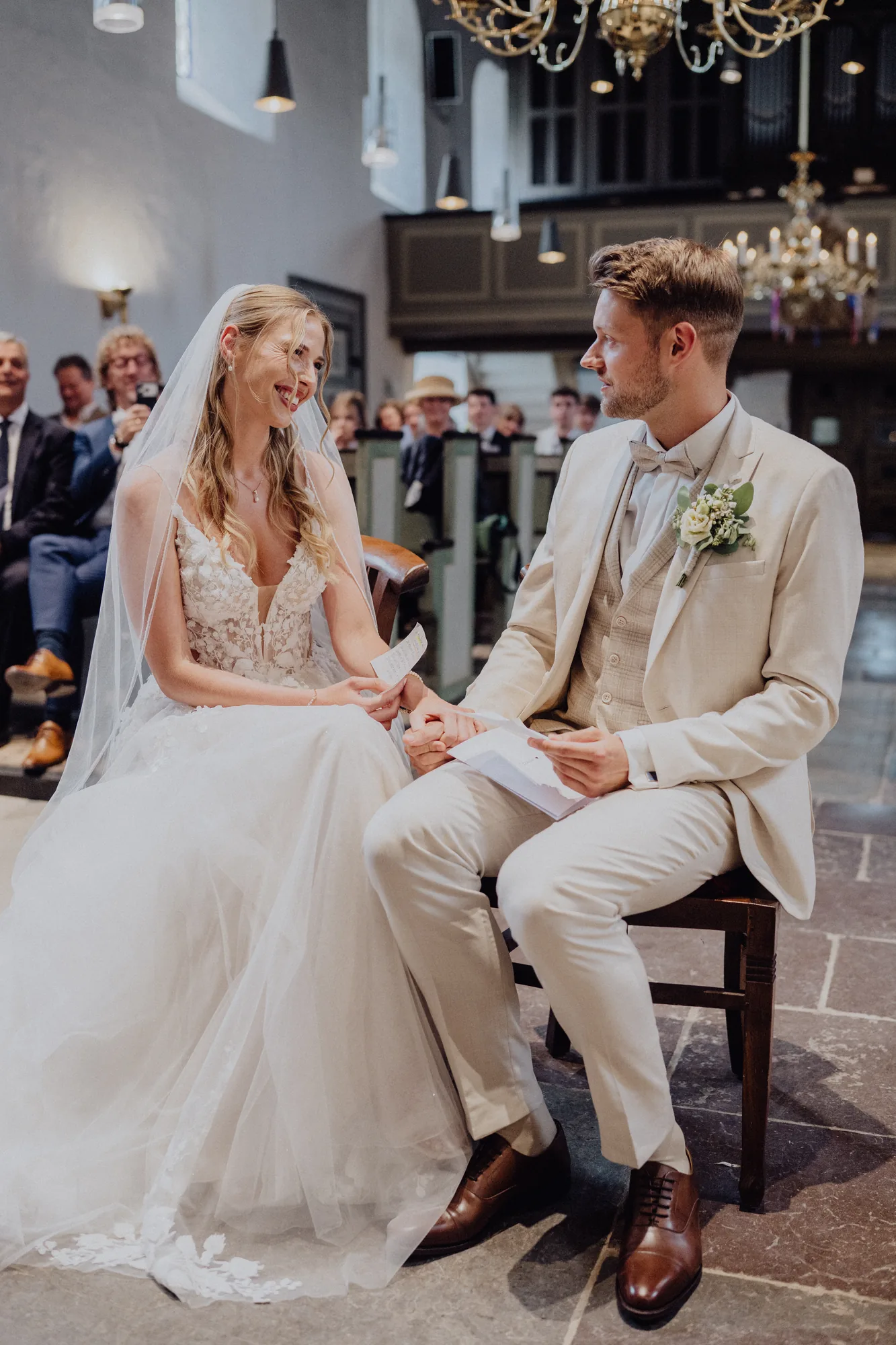 Anna und Joost lesen sich ihr Eheversprechen vor – Hochzeit Anna & Joost, Romantik Hotel Fuchsbau, Timmendorfer Strand