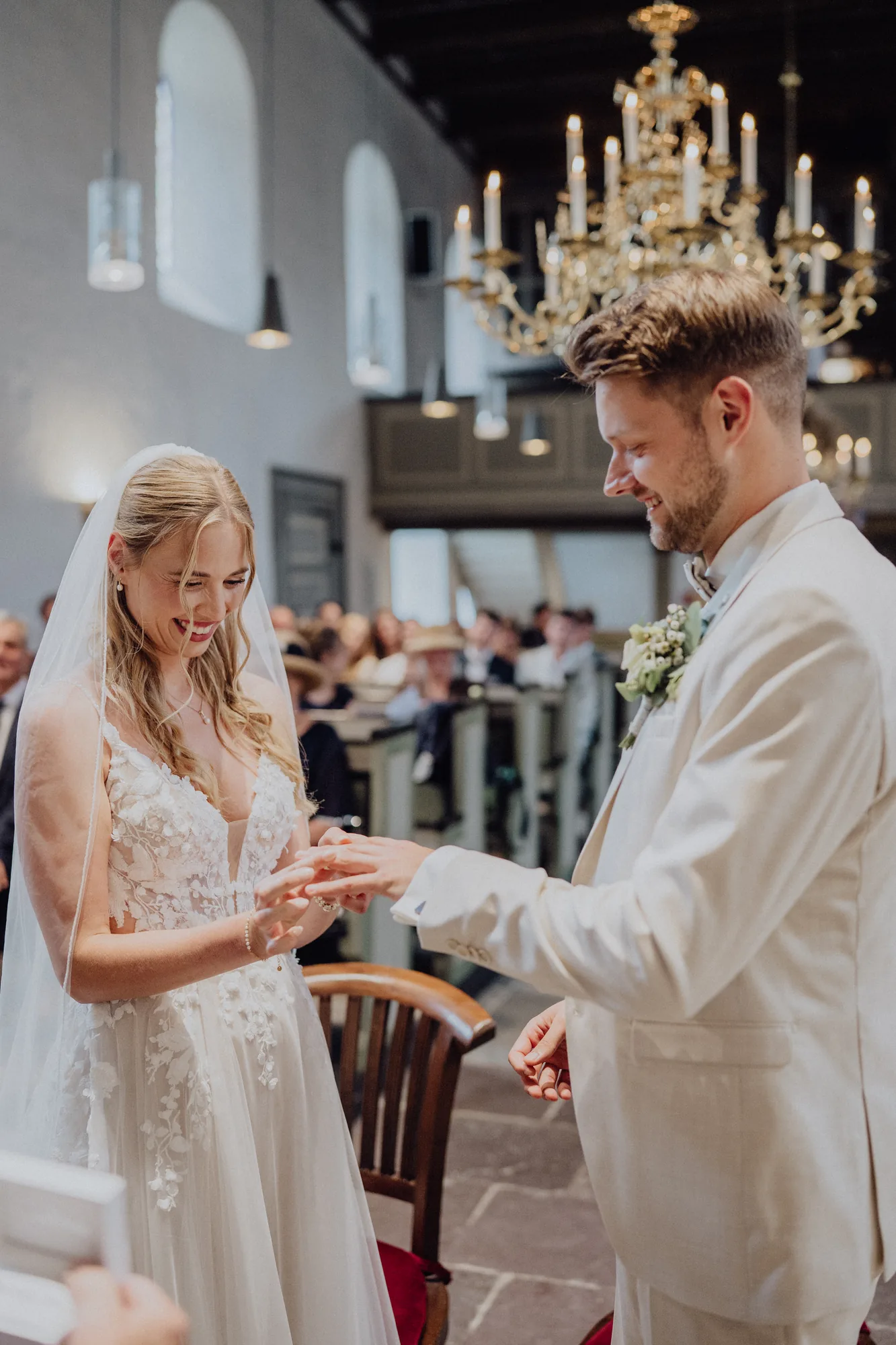 Ringtausch in der Kirche – Hochzeit Anna & Joost, Romantik Hotel Fuchsbau, Timmendorfer Strand