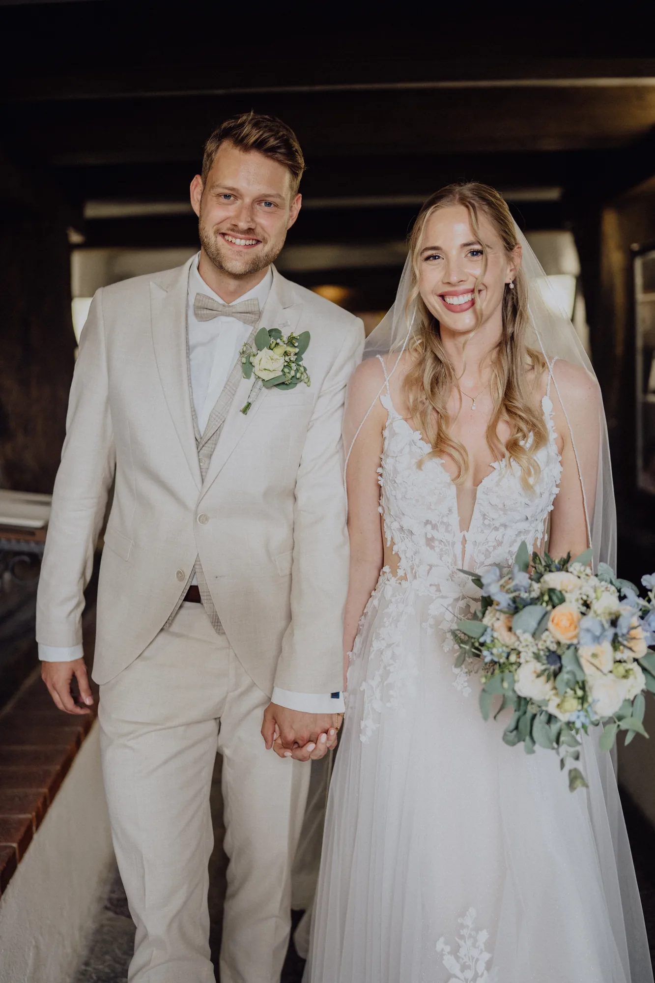 Anna und Joost Hand in Hand nach der Trauung – Hochzeit Anna & Joost, Romantik Hotel Fuchsbau, Timmendorfer Strand