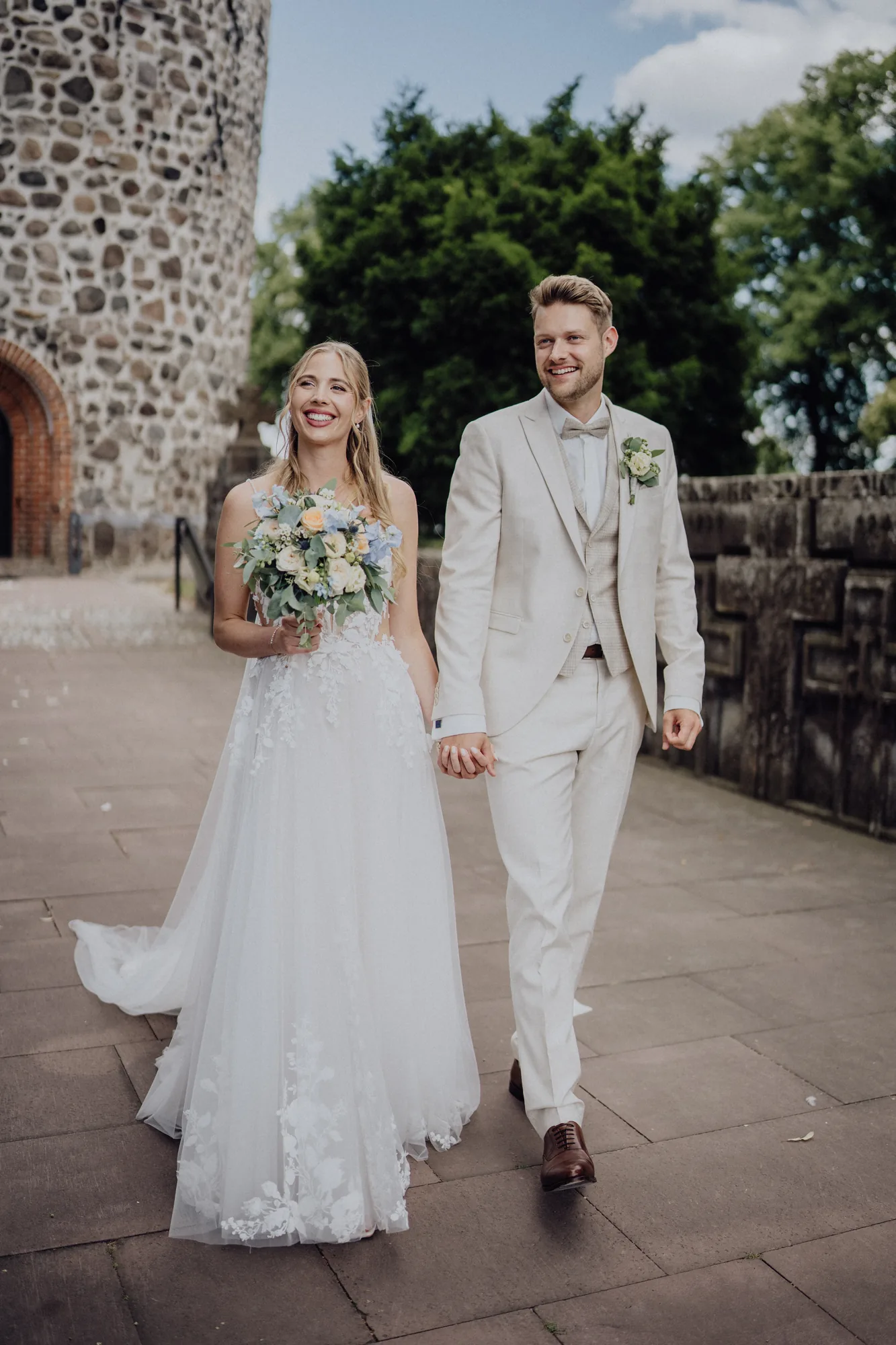 Anna und Joost verlassen lachend die Kirche – Hochzeit Anna & Joost, Romantik Hotel Fuchsbau, Timmendorfer Strand