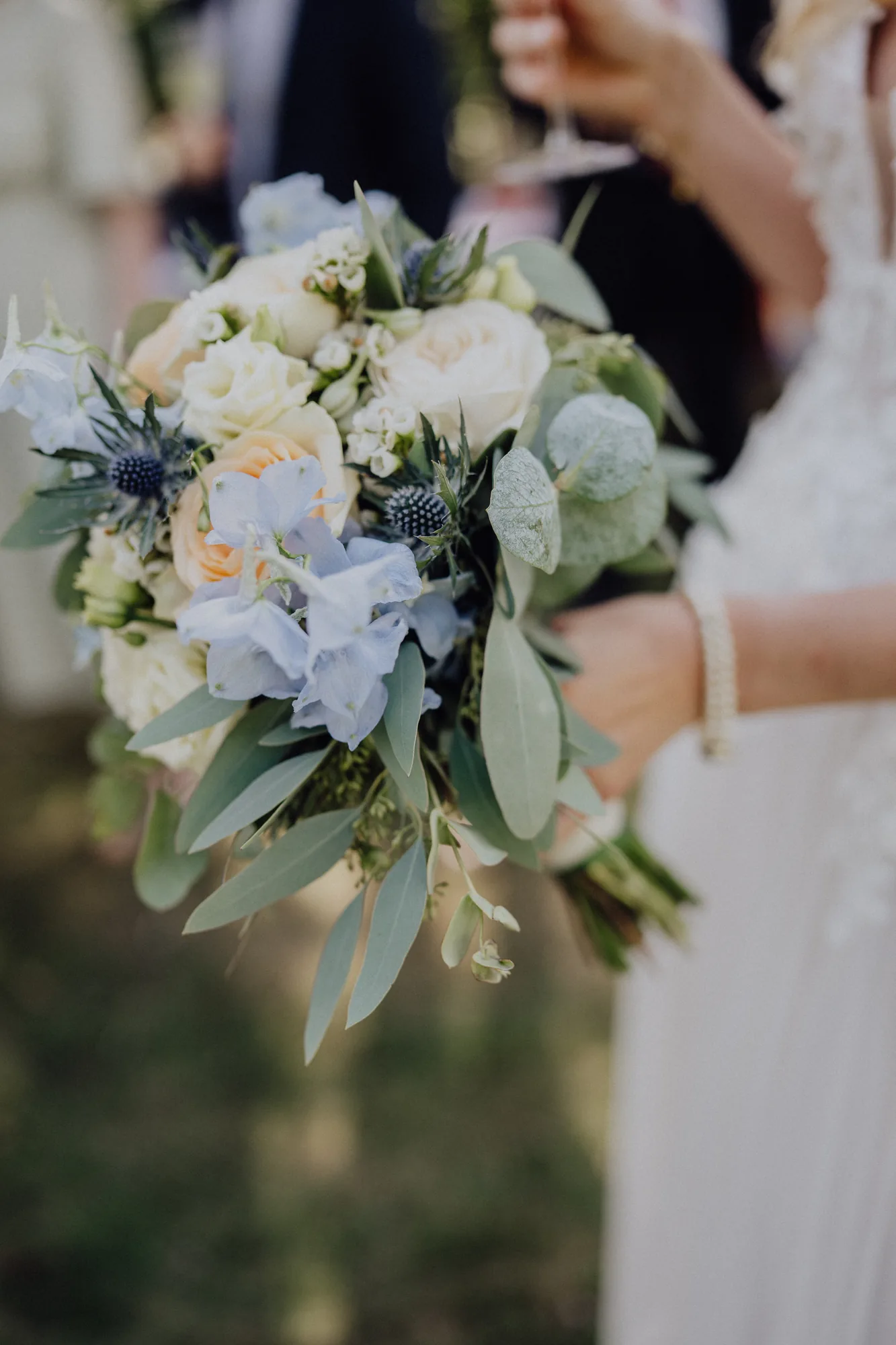 Brautstrauß mit Rosen, Rittersporn und Eukalyptus – Hochzeit Anna & Joost, Romantik Hotel Fuchsbau, Timmendorfer Strand
