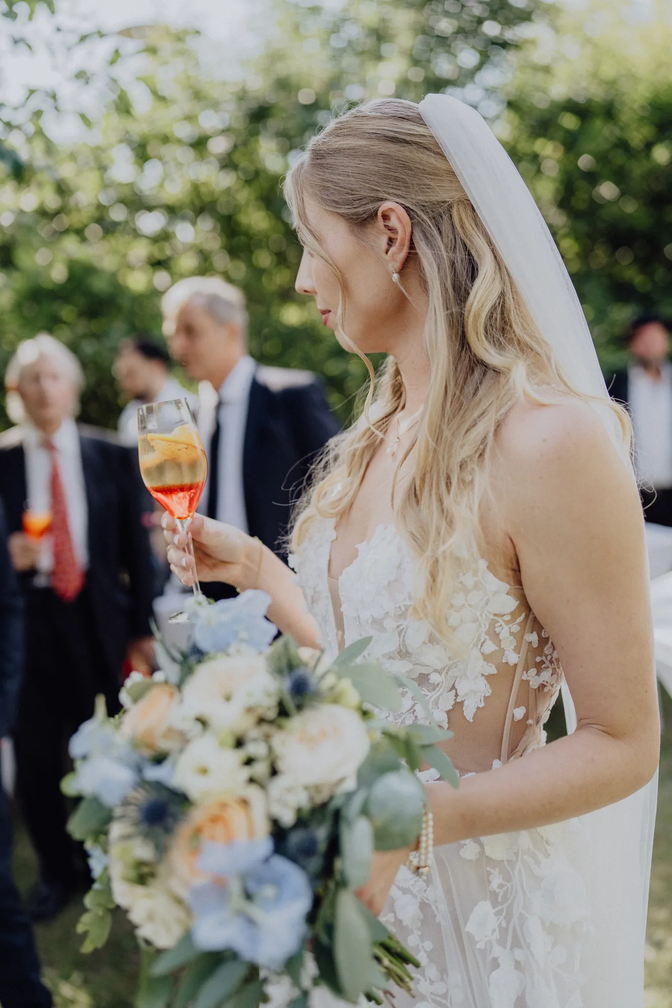 Anna mit Aperol beim Sektempfang – Hochzeit Anna & Joost, Romantik Hotel Fuchsbau, Timmendorfer Strand