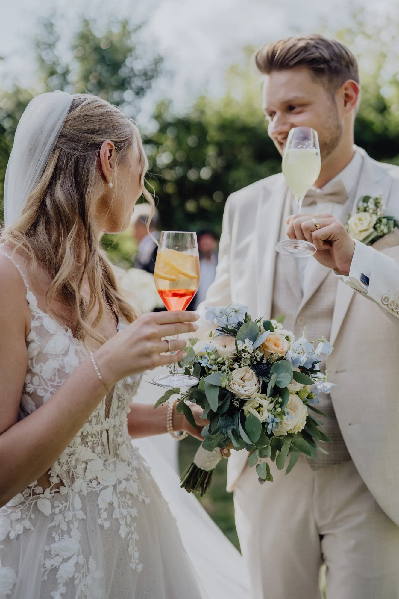 Anna und Joost stoßen beim Sektempfang an – Hochzeit Anna & Joost, Romantik Hotel Fuchsbau, Timmendorfer Strand