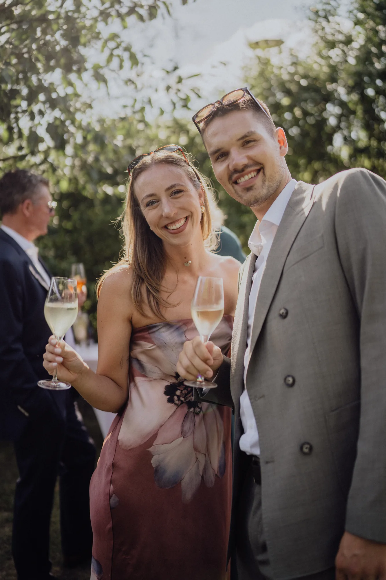 Gäste beim Sektempfang im Garten – Hochzeit Anna & Joost, Romantik Hotel Fuchsbau, Timmendorfer Strand