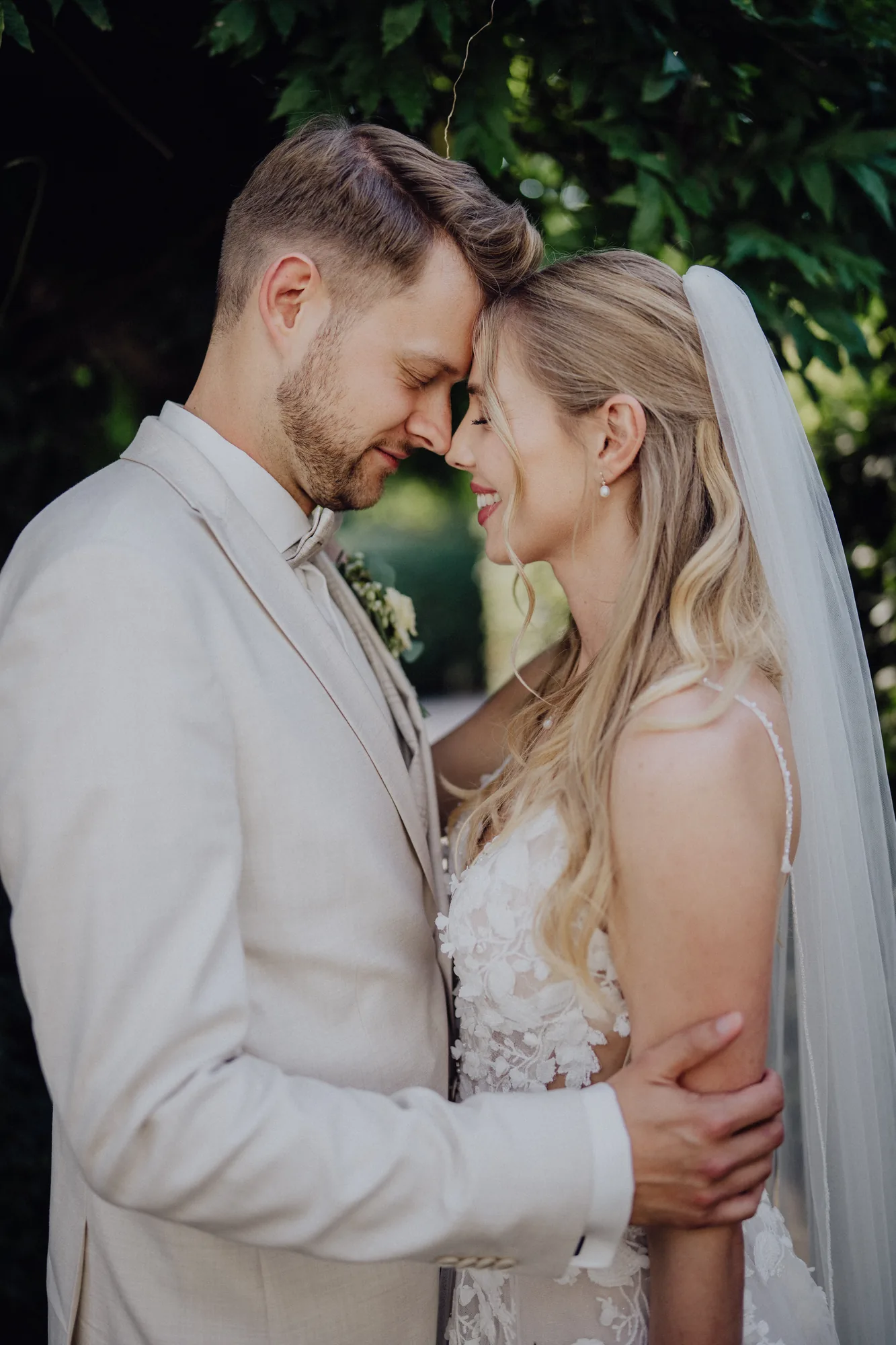 Anna und Joost Stirn an Stirn im Garten – Hochzeit Anna & Joost, Romantik Hotel Fuchsbau, Timmendorfer Strand