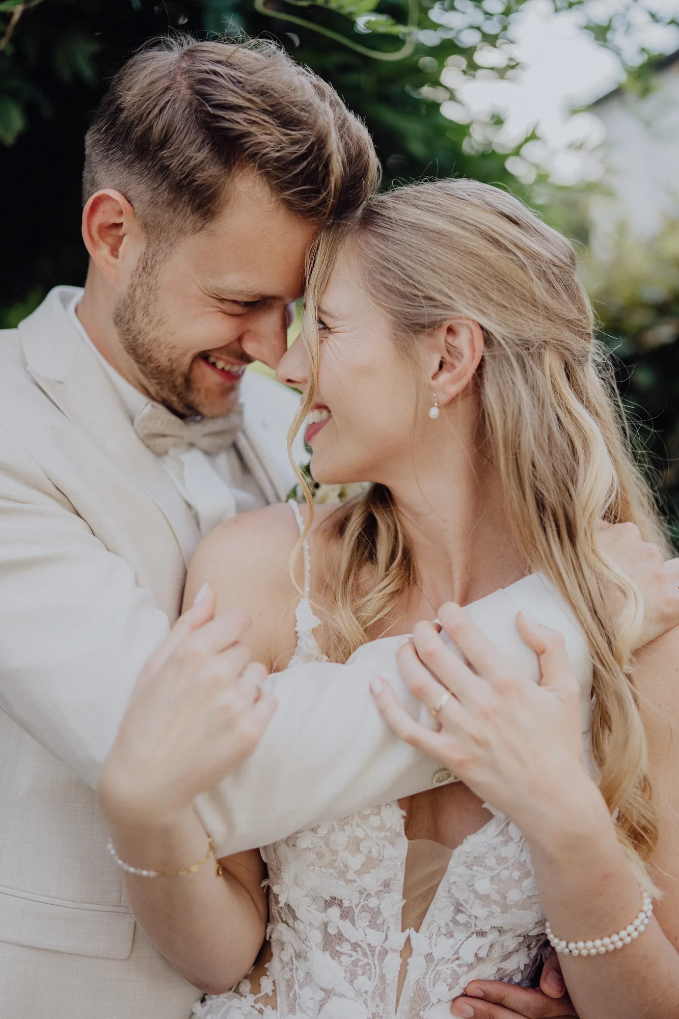 Anna und Joost umarmen sich lachend – Hochzeit Anna & Joost, Romantik Hotel Fuchsbau, Timmendorfer Strand