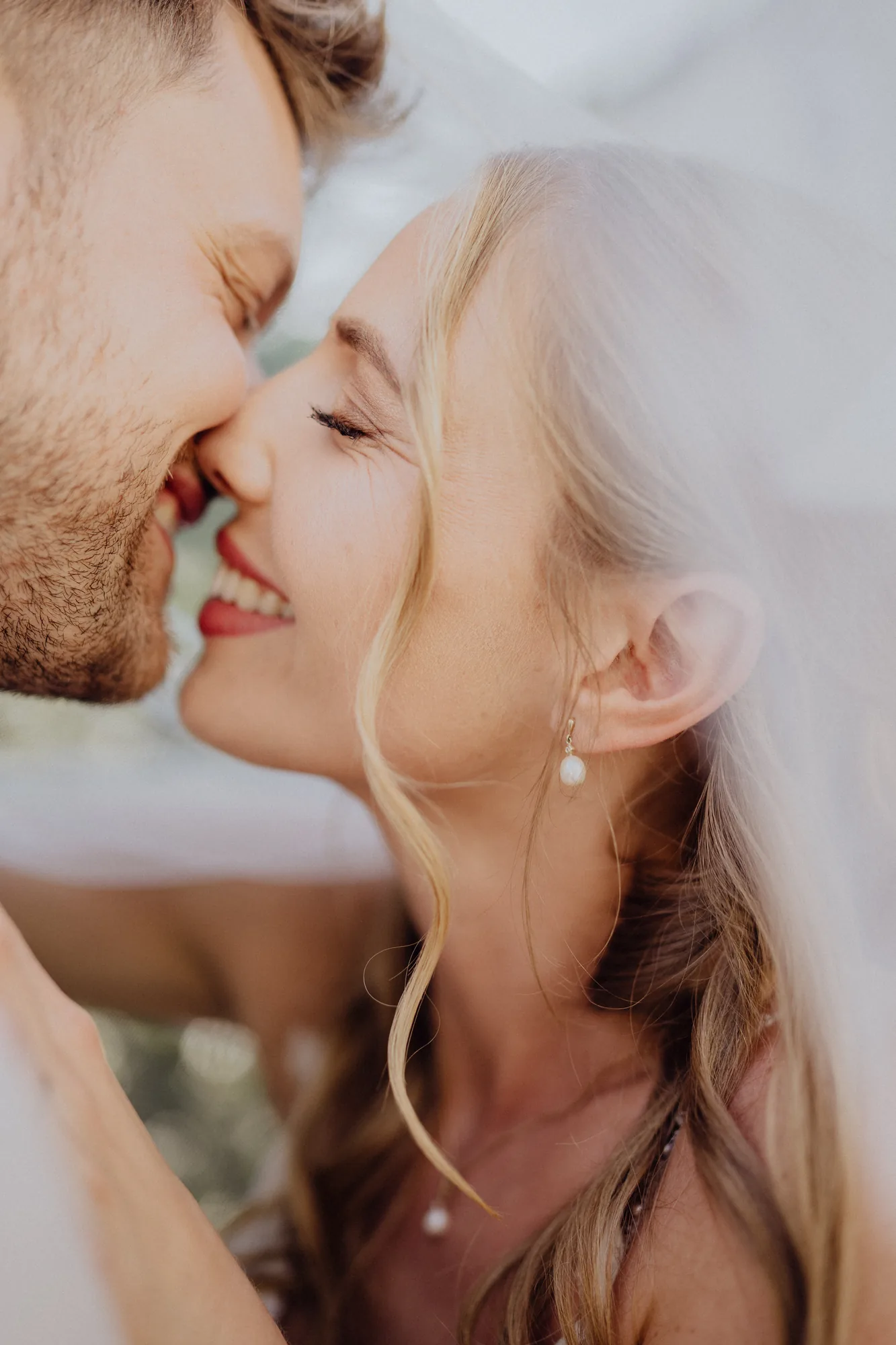 Kuss unter dem Schleier – Hochzeit Anna & Joost, Romantik Hotel Fuchsbau, Timmendorfer Strand