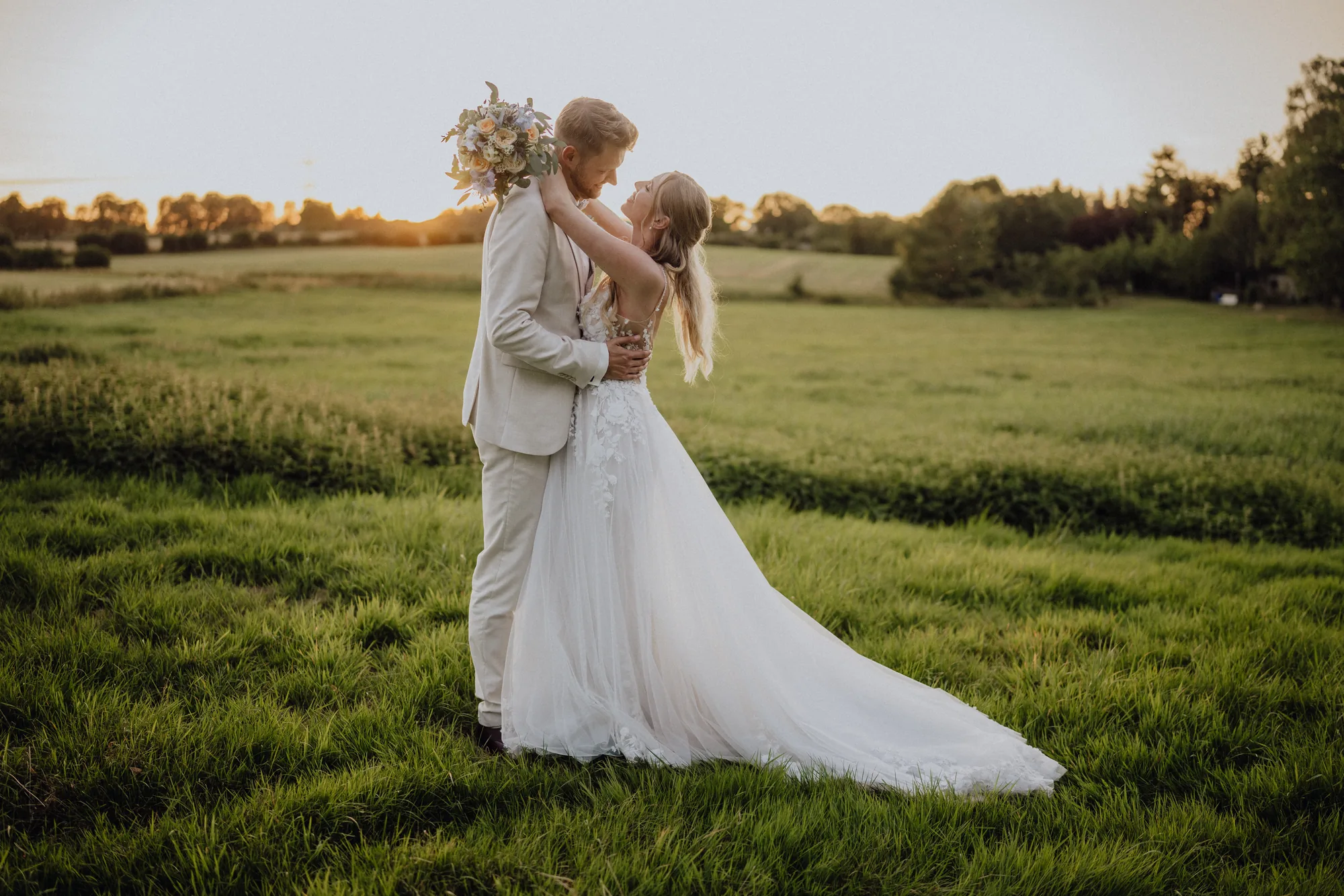 Anna und Joost auf der Wiese im Sonnenuntergang – Hochzeit Anna & Joost, Romantik Hotel Fuchsbau, Timmendorfer Strand