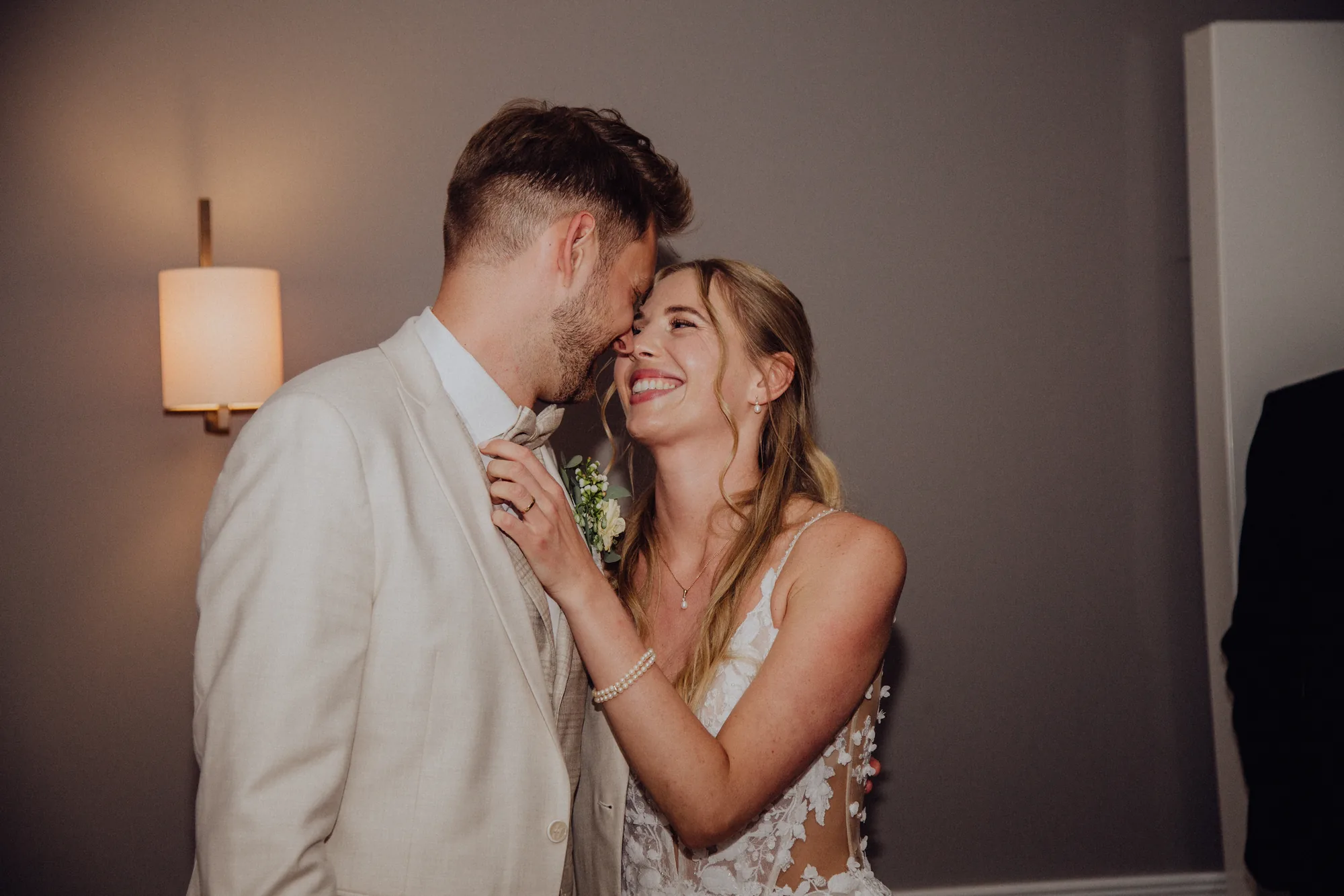 Anna und Joost am Abend beim Feiern – Hochzeit Anna & Joost, Romantik Hotel Fuchsbau, Timmendorfer Strand