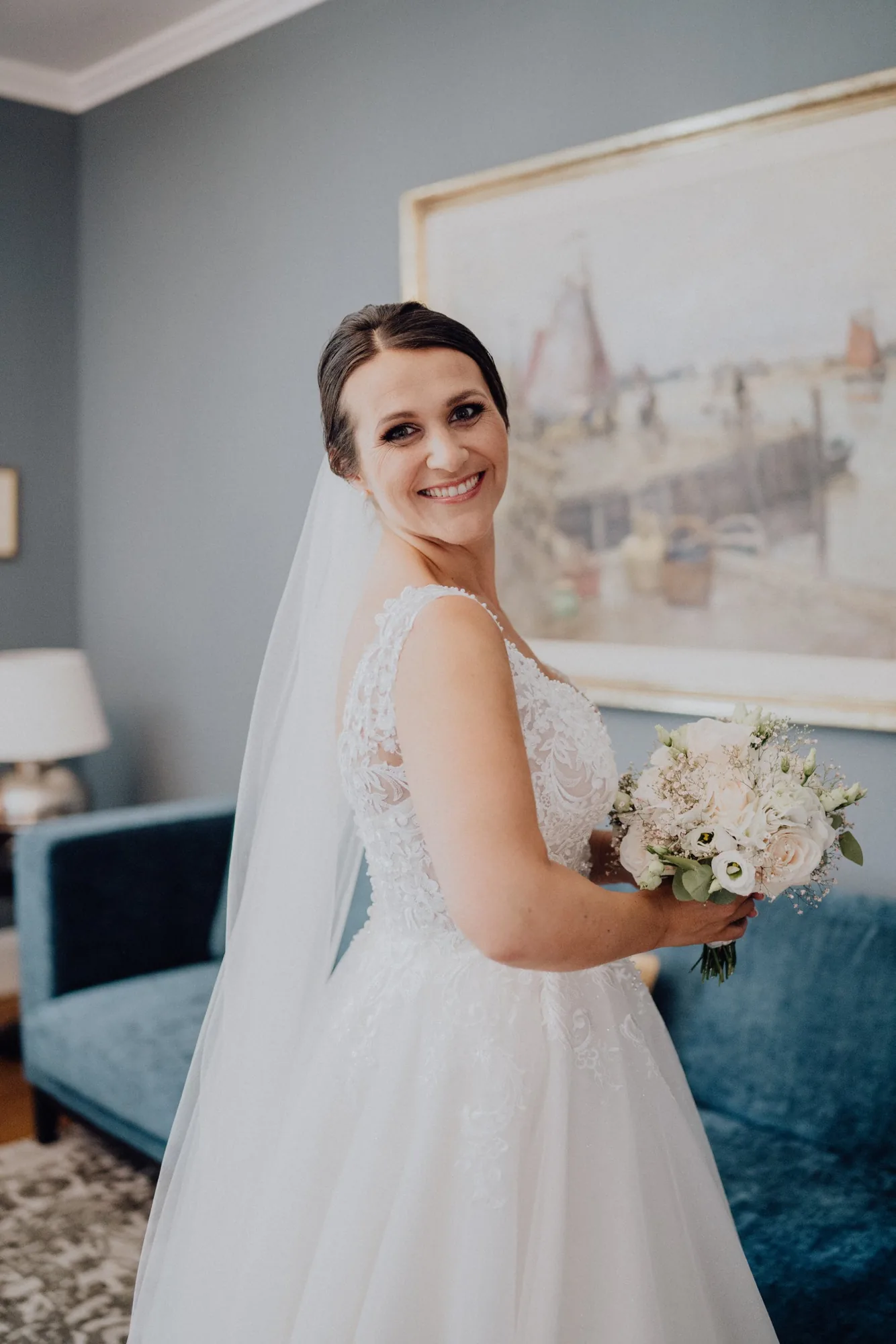 Bella im Brautkleid mit Schleier und Brautstrauß vor dem Getting Ready – Hochzeit Bella & Tom, Gut Immenhof, Malente