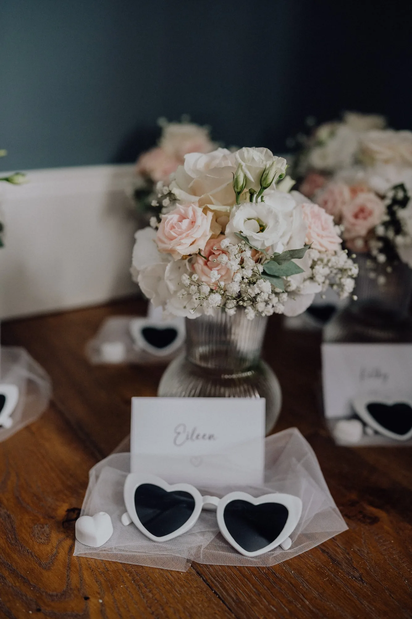 Tischdeko mit Rosen, herzförmiger Sonnenbrille und handgeschriebener Platzkarte – Hochzeit Bella & Tom, Gut Immenhof, Malente