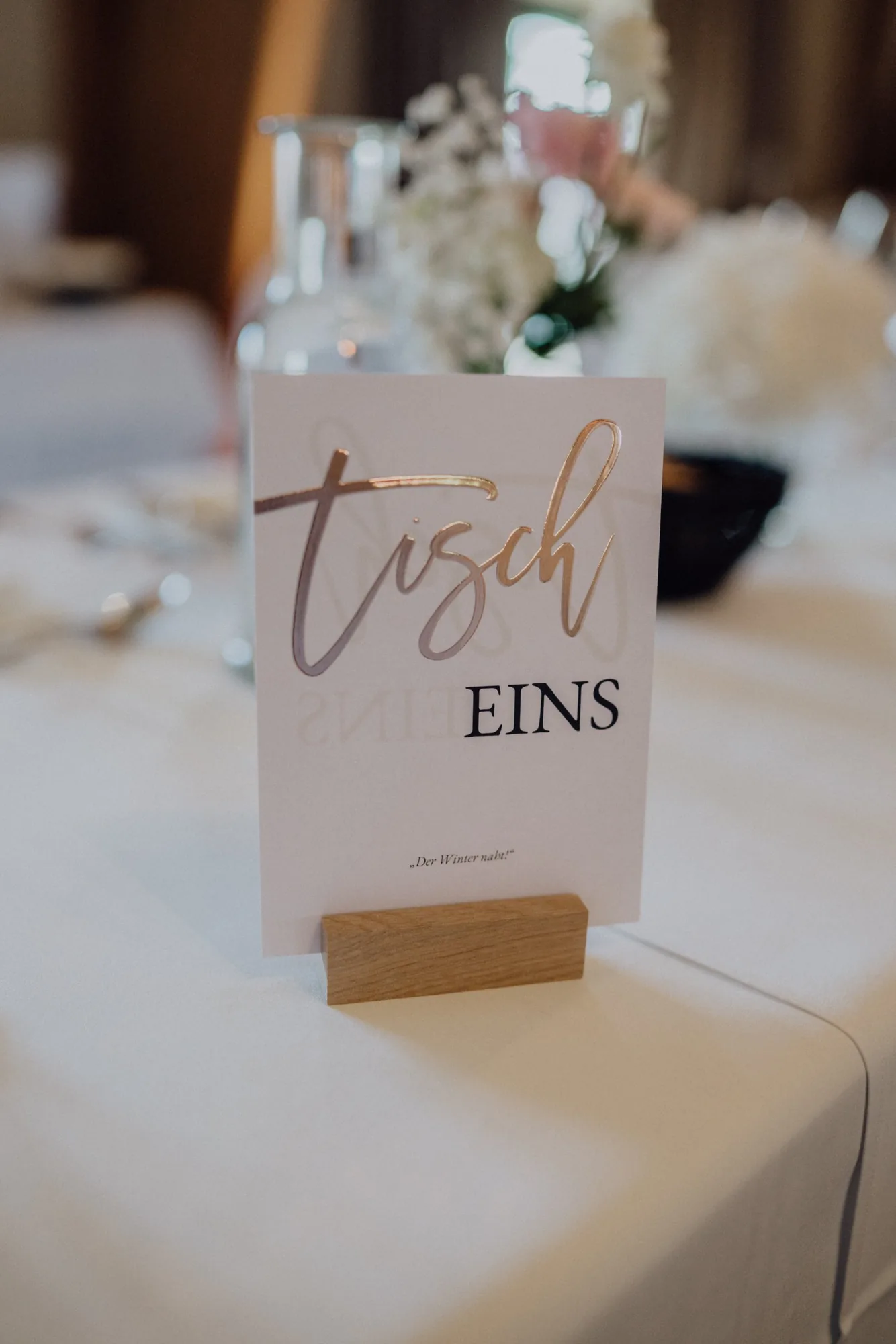 Tischkarte mit goldener Kalligrafie für Tisch eins – Hochzeit Bella & Tom, Gut Immenhof, Malente
