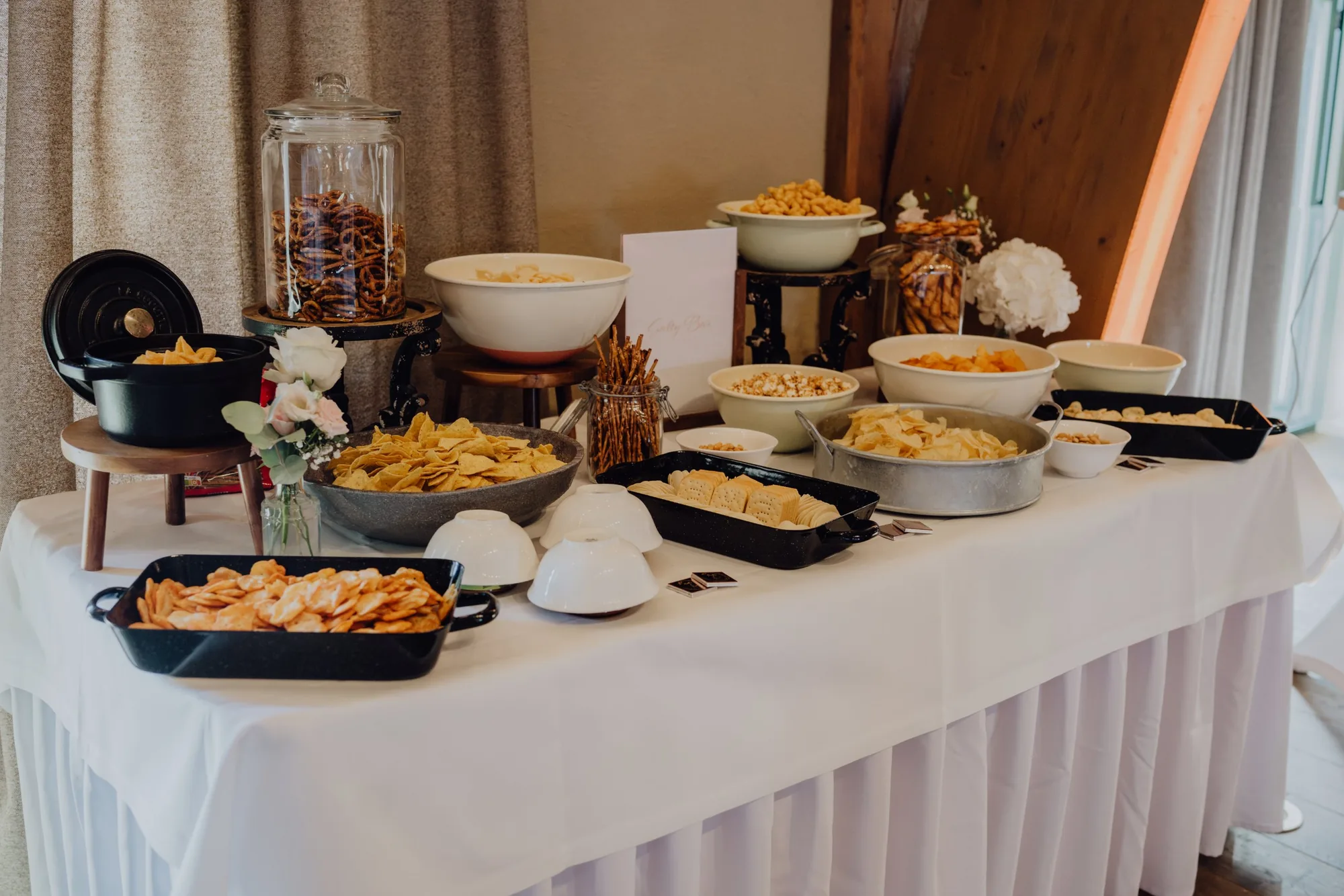 Die Salty Bar mit Brezeln, Chips und Nachos am Abend – Hochzeit Bella & Tom, Gut Immenhof, Malente