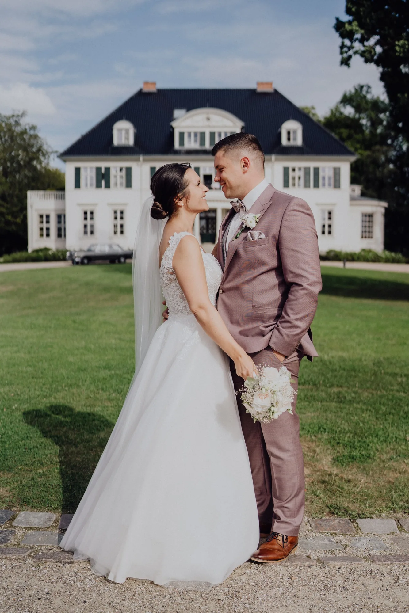Bella und Tom schauen sich vor dem Herrenhaus an – Hochzeit Bella & Tom, Gut Immenhof, Malente