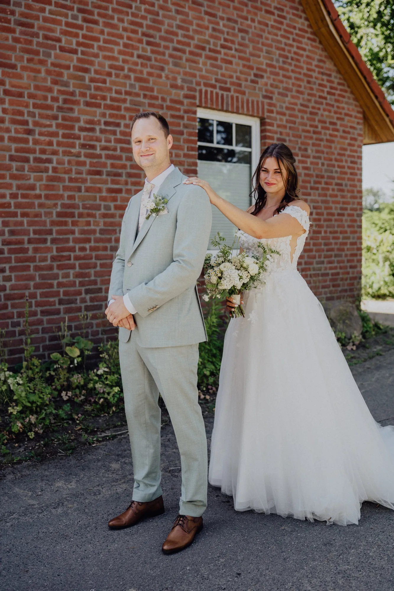Franzi tippt Tim beim First Look von hinten auf die Schulter – Hochzeit Franzi & Tim, De Ole Schüün, Hüttblek