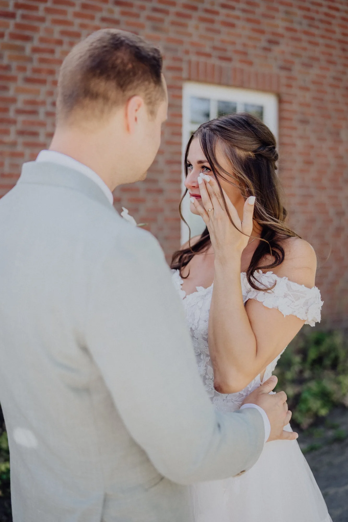 Franzi wischt sich beim First Look eine Träne aus dem Auge – Hochzeit Franzi & Tim, De Ole Schüün, Hüttblek