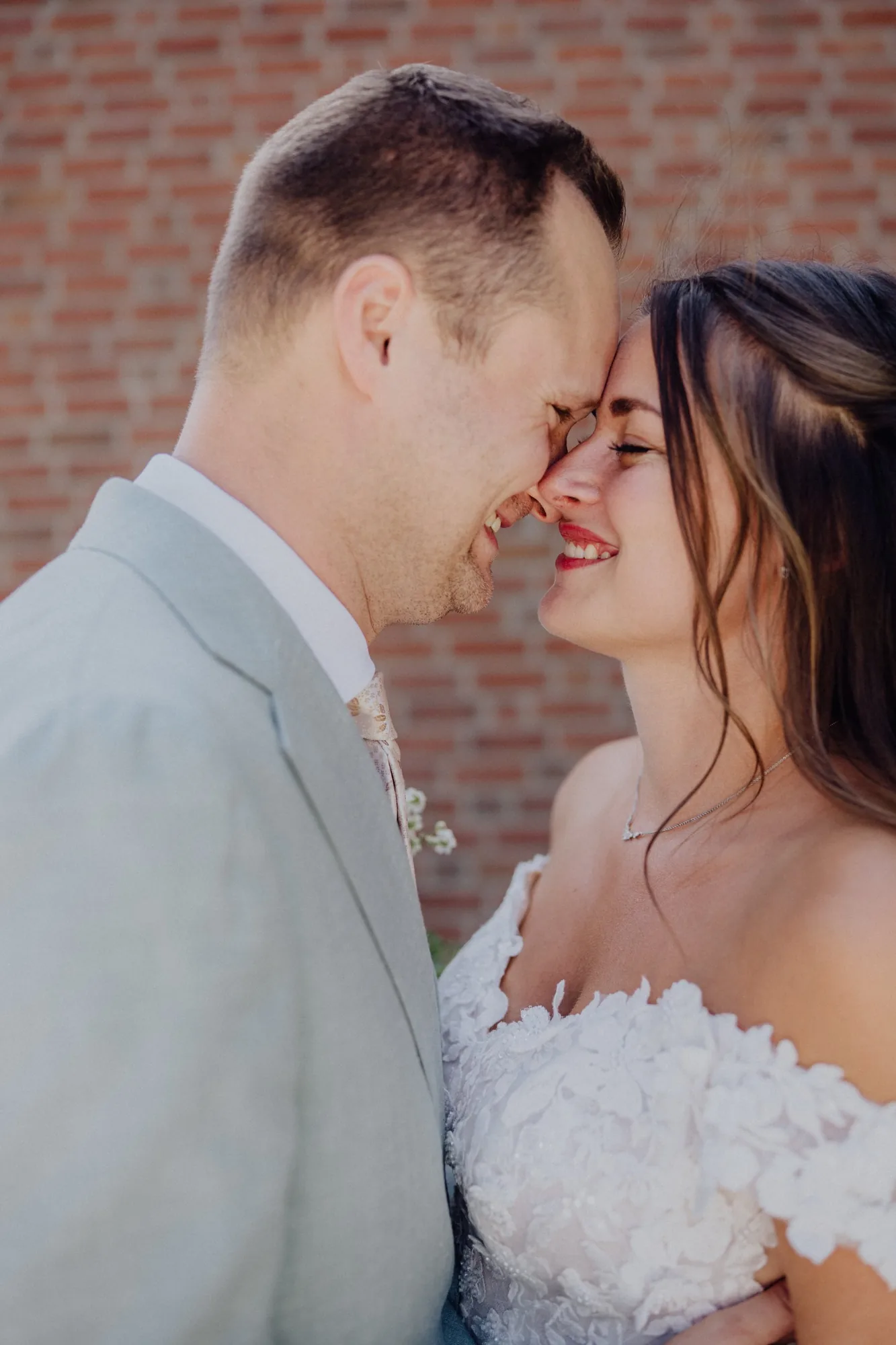 Franzi und Tim ganz nah beieinander, Stirn an Stirn – Hochzeit Franzi & Tim, De Ole Schüün, Hüttblek