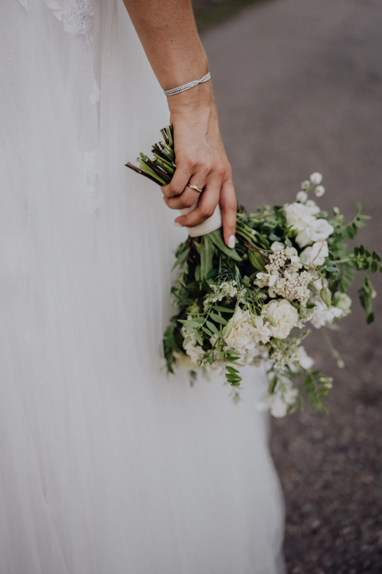 Franzis Hand mit Ehering hält den weiß-grünen Brautstrauß – Hochzeit Franzi & Tim, De Ole Schüün, Hüttblek