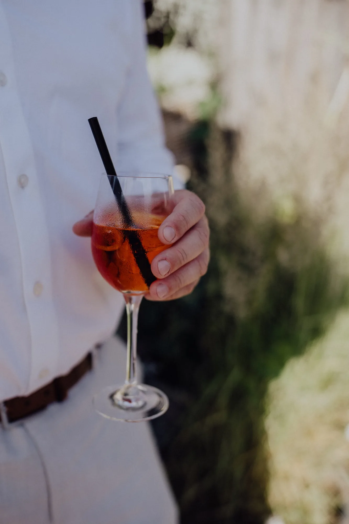 Ein Glas Aperol Spritz beim Sektempfang – Hochzeit Franzi & Tim, De Ole Schüün, Hüttblek