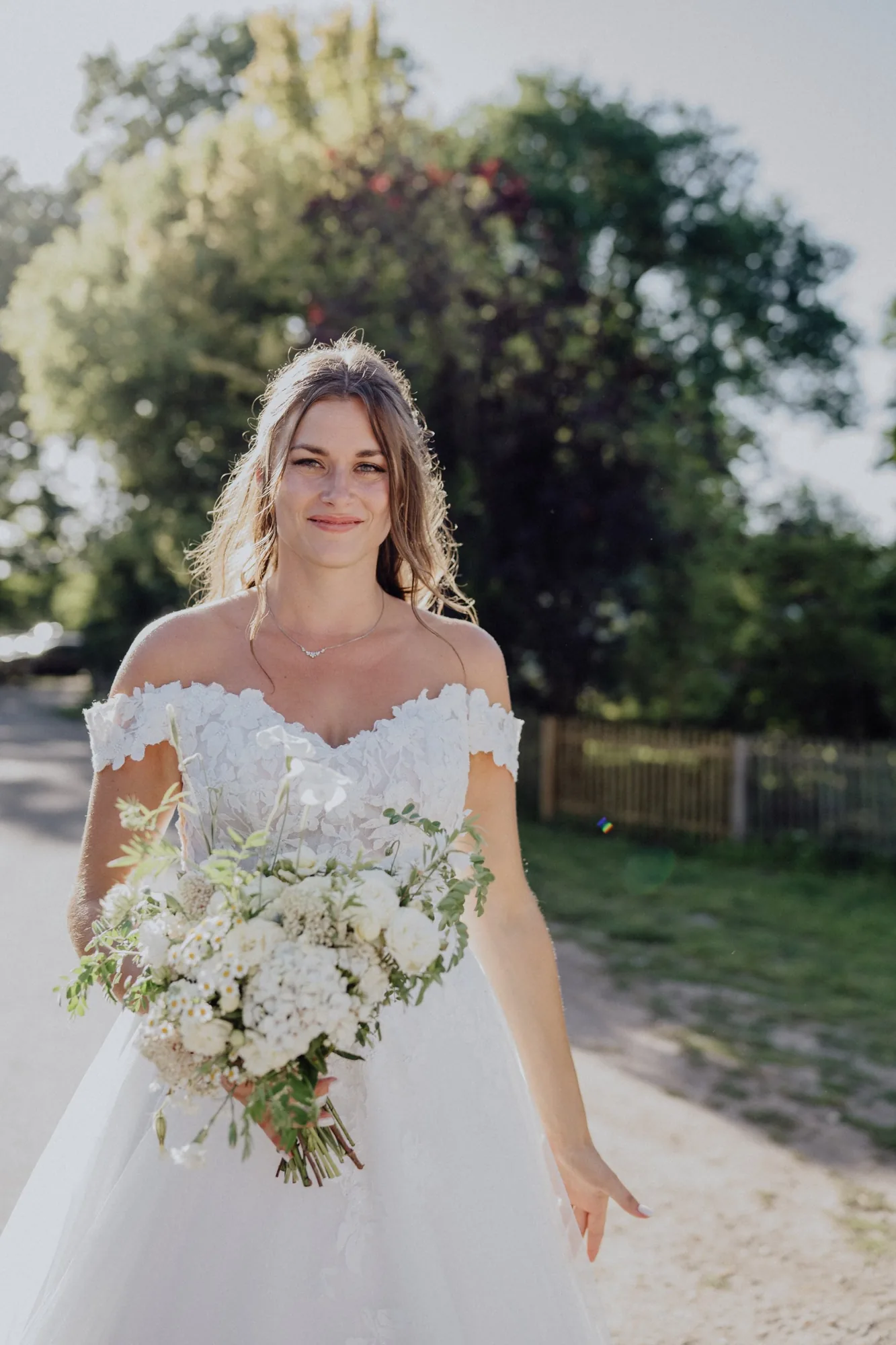 Franzi mit Brautstrauß im warmen Abendlicht – Hochzeit Franzi & Tim, De Ole Schüün, Hüttblek