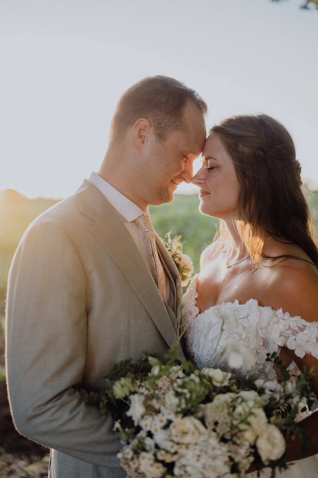 Franzi und Tim Stirn an Stirn in der goldenen Abendsonne – Hochzeit Franzi & Tim, De Ole Schüün, Hüttblek