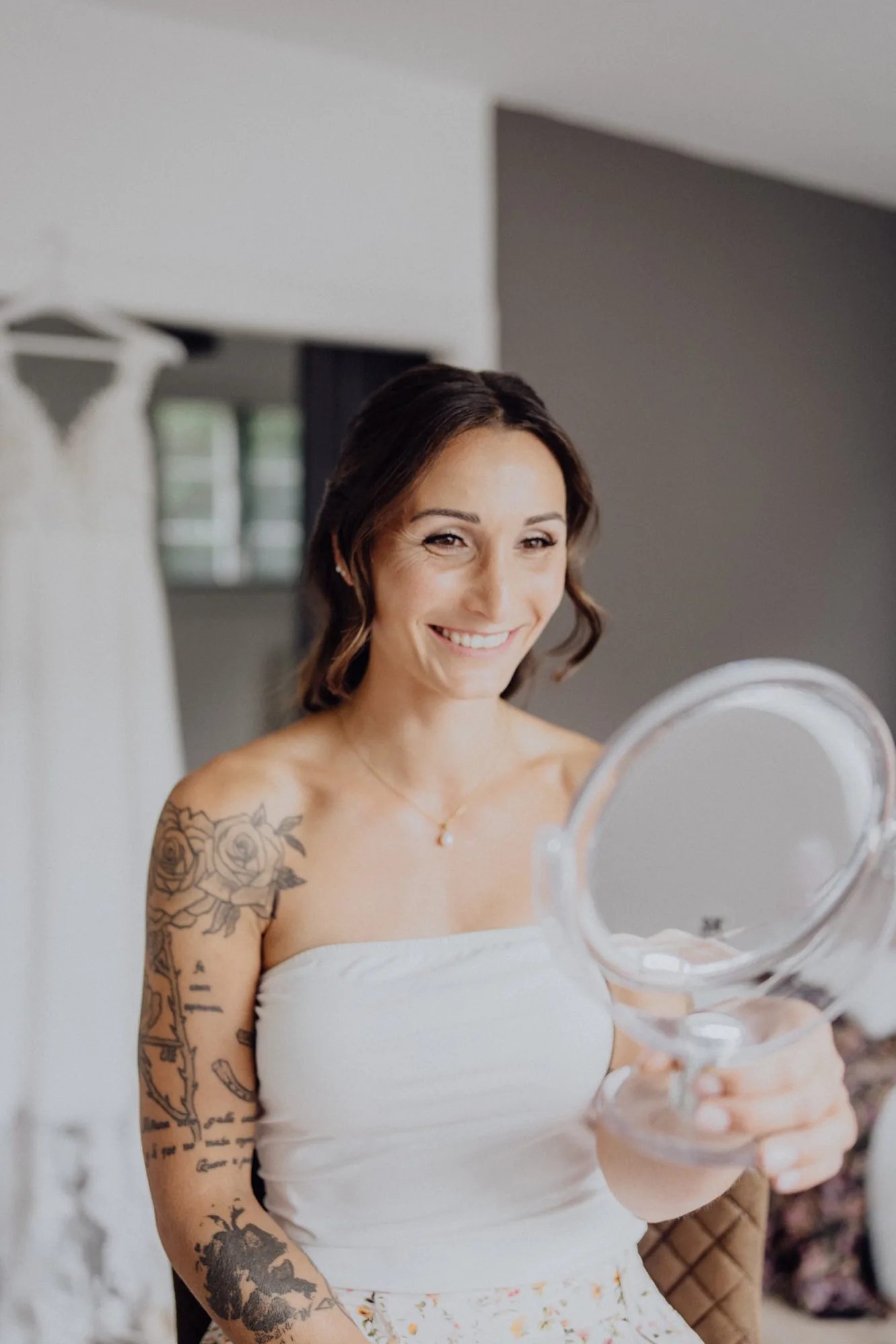 Maria beim Getting Ready mit einem Handspiegel – Hochzeit Maria & Jannik, Gut Pronstorf