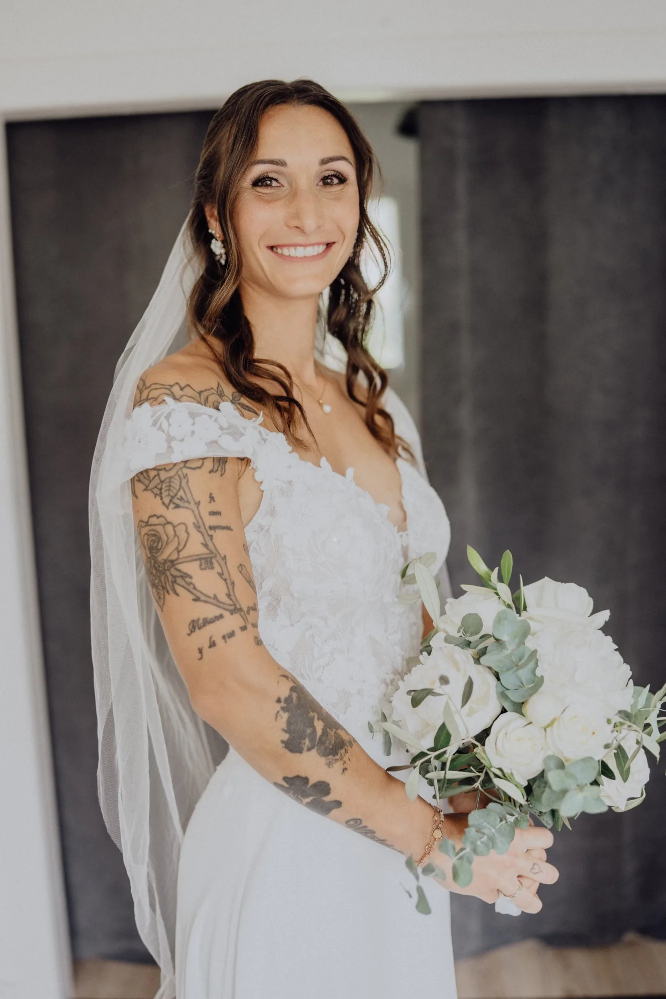 Maria im Brautkleid mit Schleier und weißem Brautstrauß – Hochzeit Maria & Jannik, Gut Pronstorf