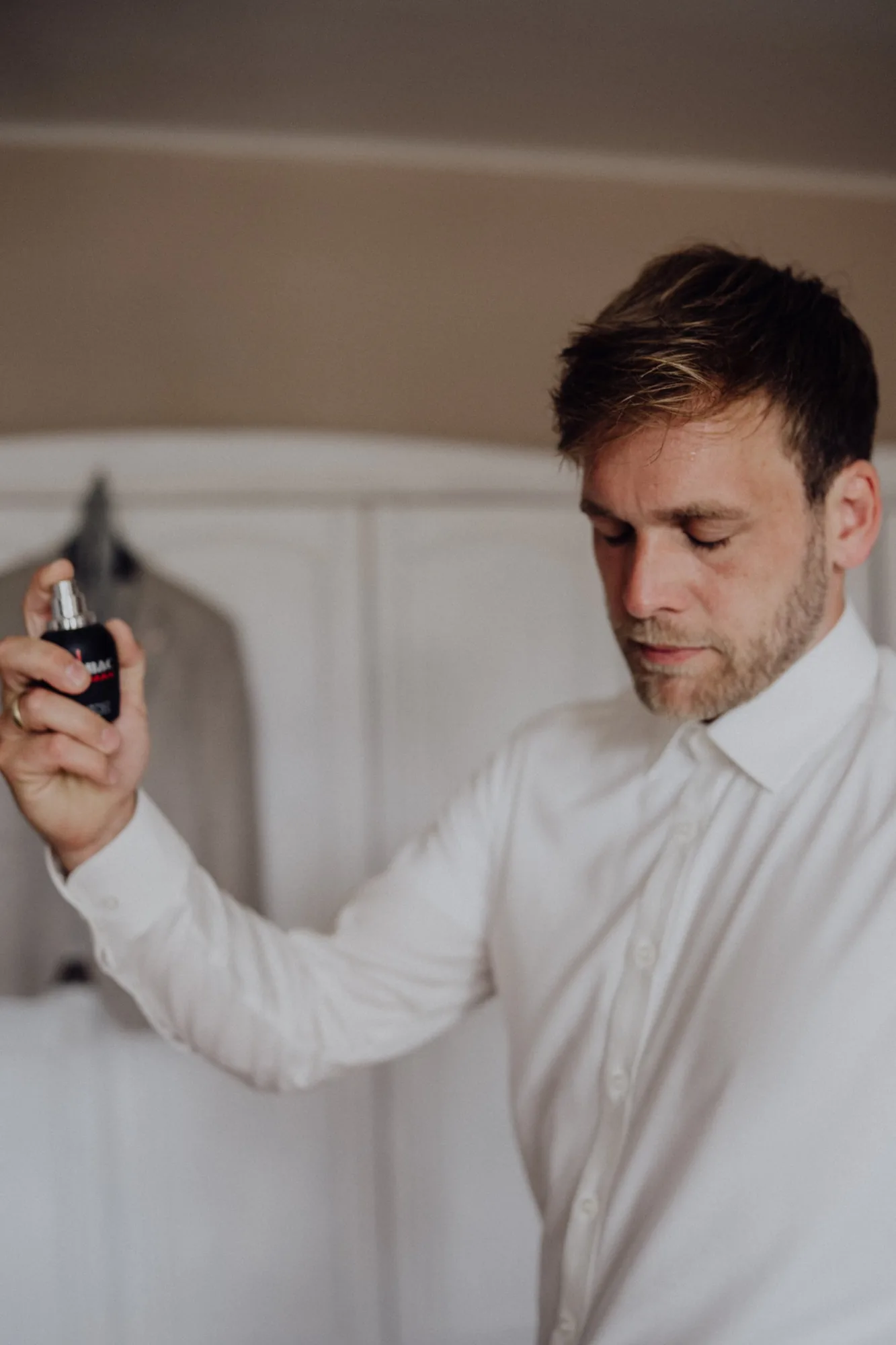 Jannik beim Getting Ready mit seinem Parfum – Hochzeit Maria & Jannik, Gut Pronstorf