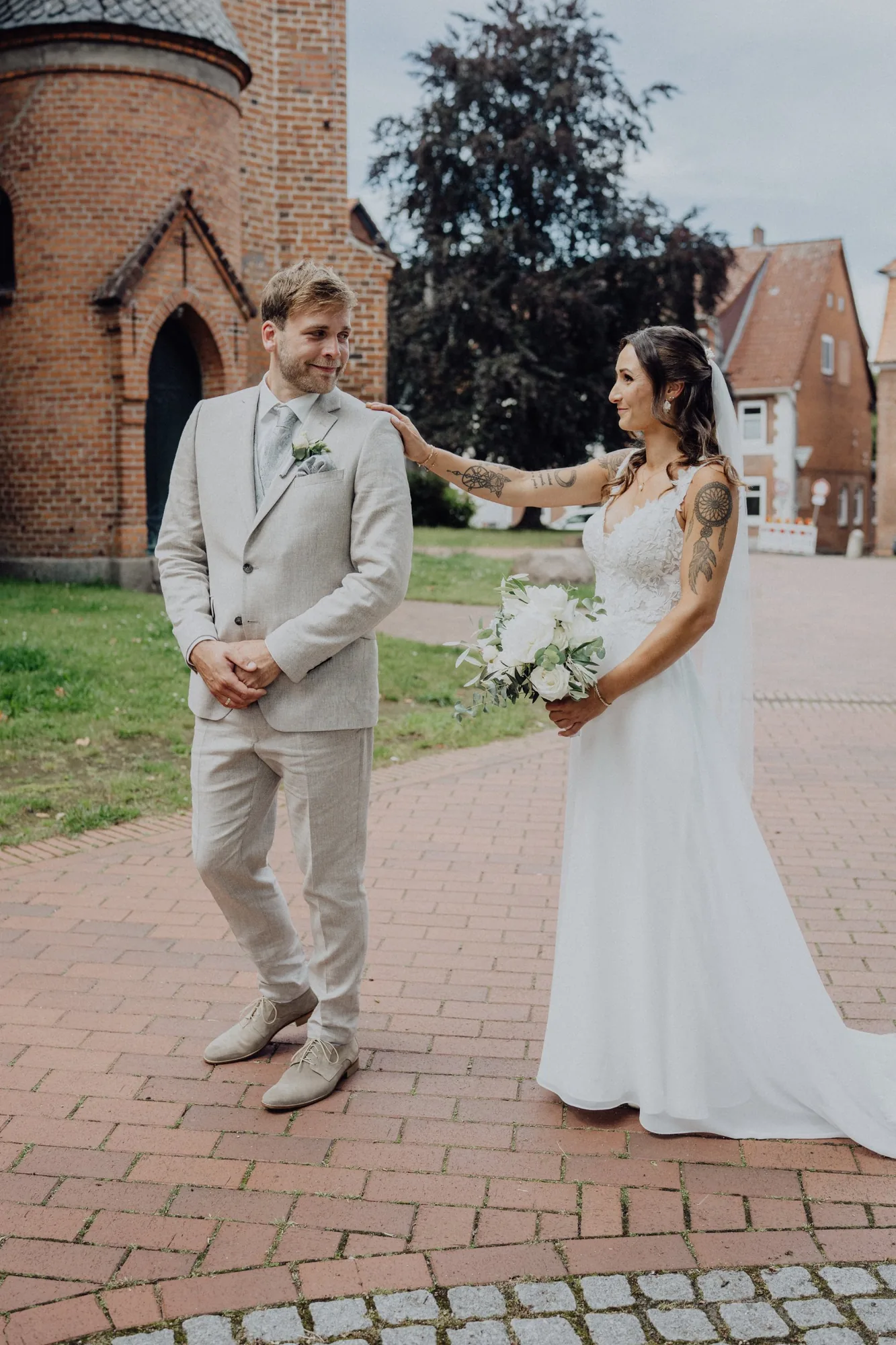 Maria tippt Jannik beim First Look auf die Schulter – Hochzeit Maria & Jannik, Gut Pronstorf