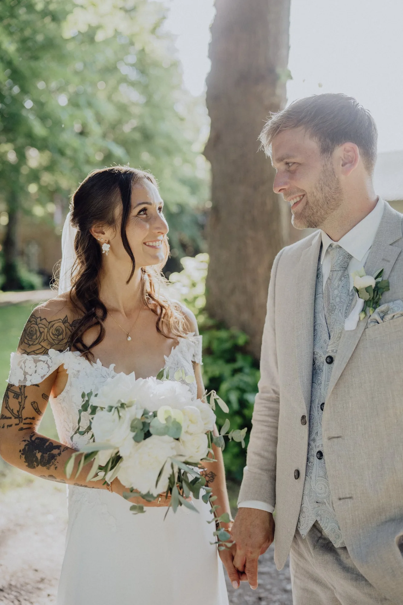 Maria und Jannik schauen sich unter einem Baum an – Hochzeit Maria & Jannik, Gut Pronstorf