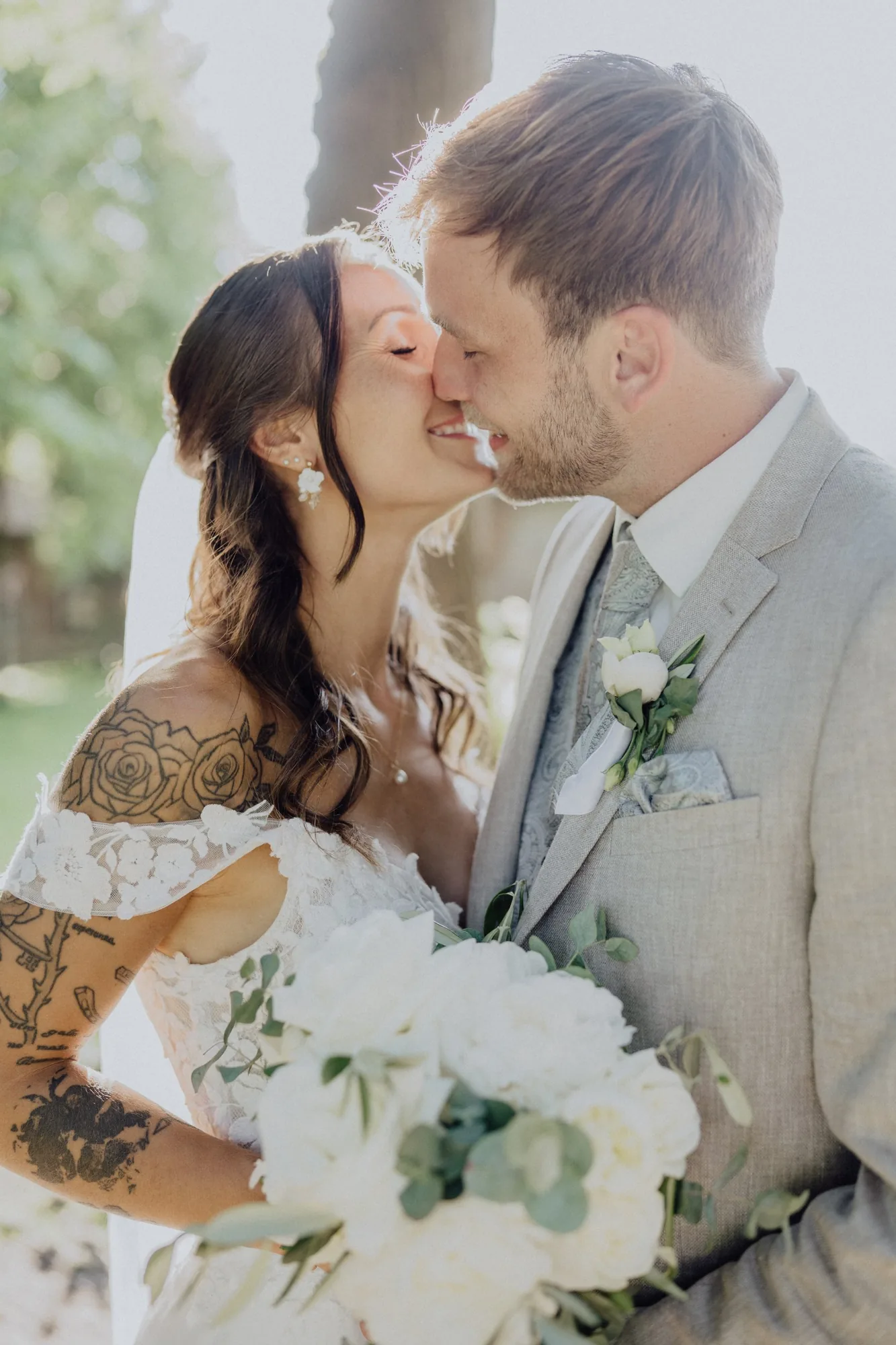 Maria und Jannik küssen sich im Gegenlicht – Hochzeit Maria & Jannik, Gut Pronstorf