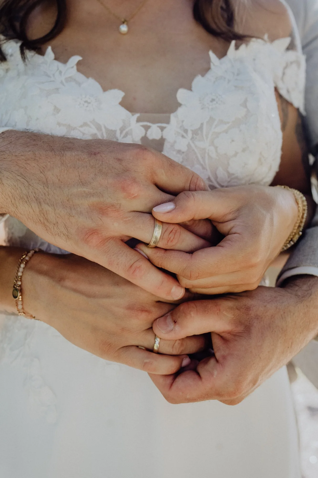 Detailaufnahme der ineinander gelegten Hände mit den Eheringen – Hochzeit Maria & Jannik, Gut Pronstorf