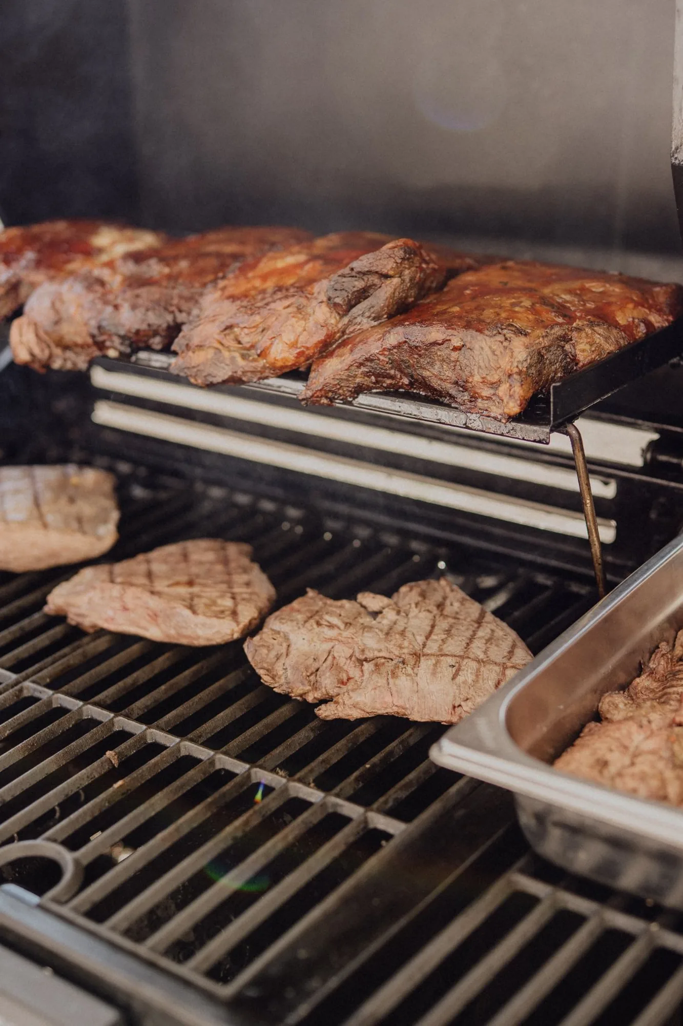 Spareribs und Steaks auf dem Grill beim Hochzeitsessen – Hochzeit Maria & Jannik, Gut Pronstorf