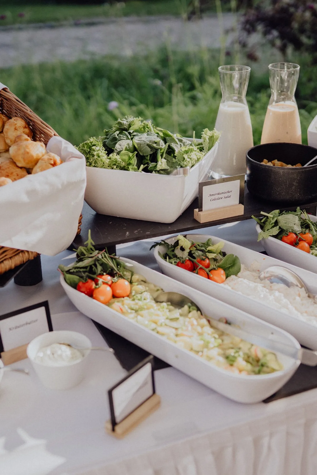 Das Buffet mit Brotkorb, Salaten und Dips im Abendlicht – Hochzeit Maria & Jannik, Gut Pronstorf