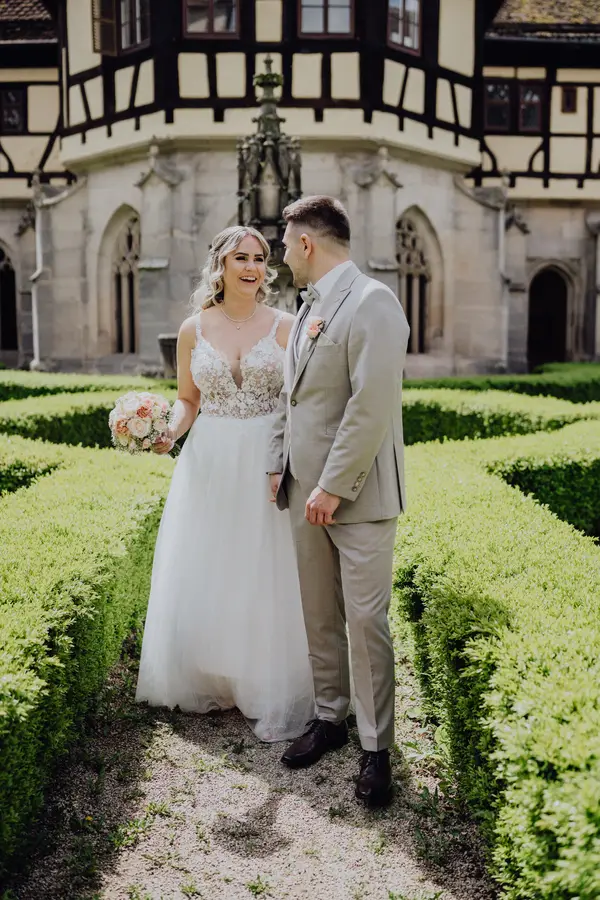 Alexandra und Andreas im Schlossgarten zwischen Buchsbaumhecken