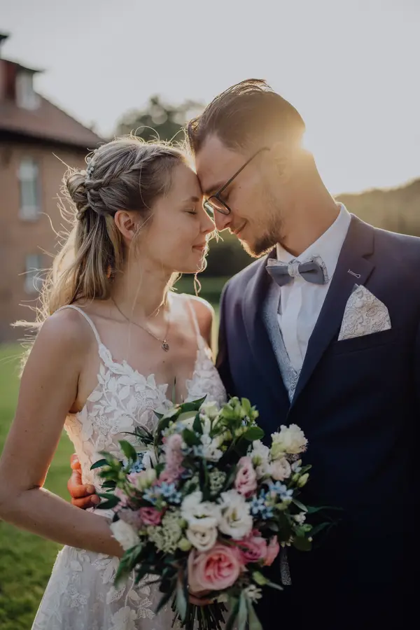 Jocelyn und Tom Stirn an Stirn im Sonnenlicht
