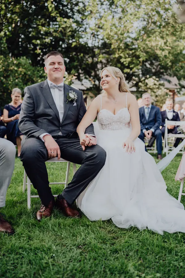 Lea und Tim lachen während der freien Trauung
