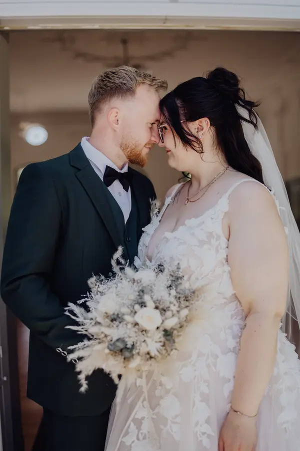 Lena und Niklas Stirn an Stirn mit Trockenblumenstrauß