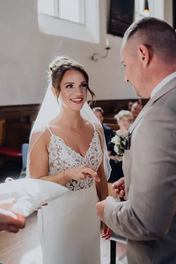 Melanie steckt Marko den Ring an